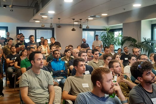 המשתתפים במפגש הפתיחה של סדרת Red Hat Tech Talks. קרדיט: יחצ